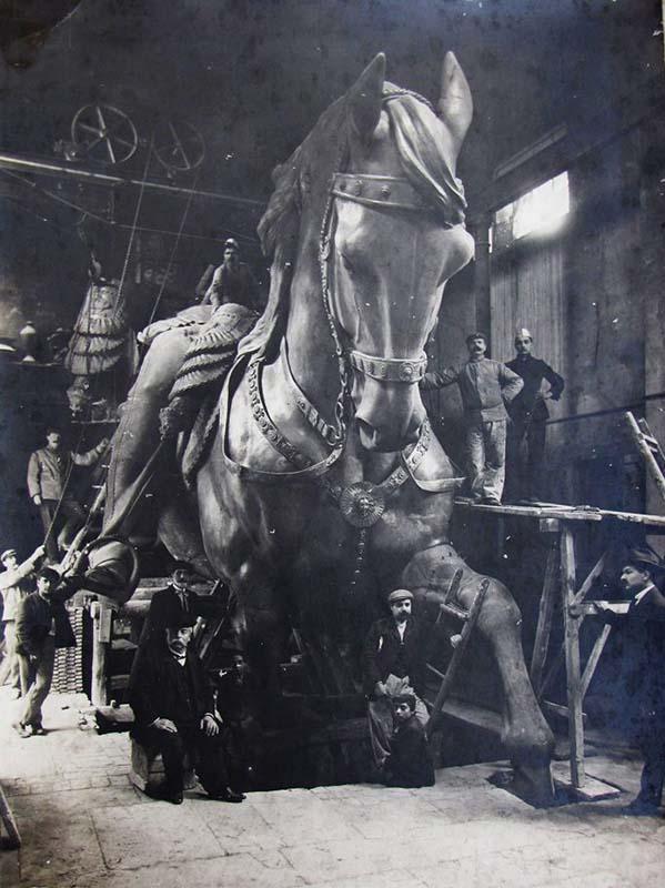 La statua equestre di Vittorio Emanuele II nel laboratorio della Fonderia Bastianelli durante le fasi di lavorazione e montaggio
