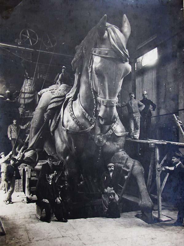 La statua equestre di Vittorio Emanuele II nel laboratorio della Fonderia Bastianelli durante le fasi di lavorazione e montaggio

