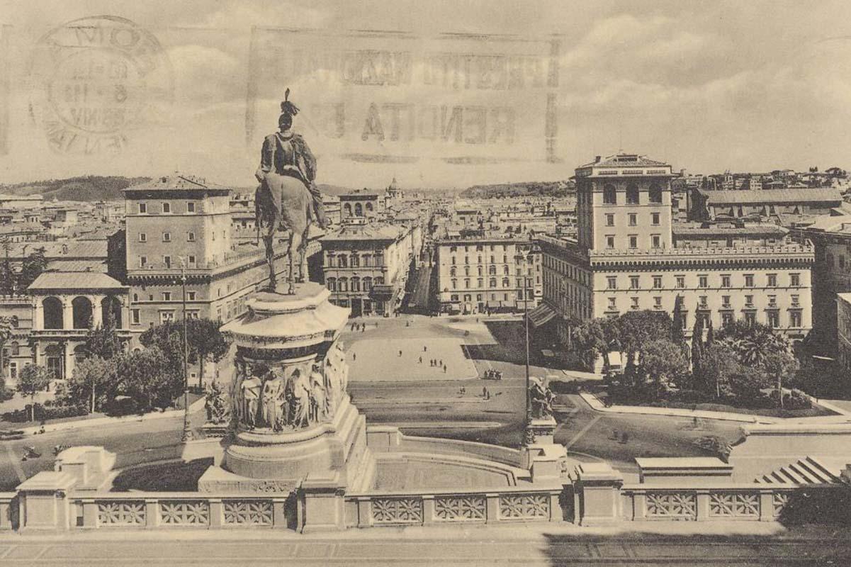 Veduta di piazza Venezia con la statua equestre di Vittorio Emanuele II, dalla terrazza del Piazzale del Bollettino del Vittoriano nel 1935
