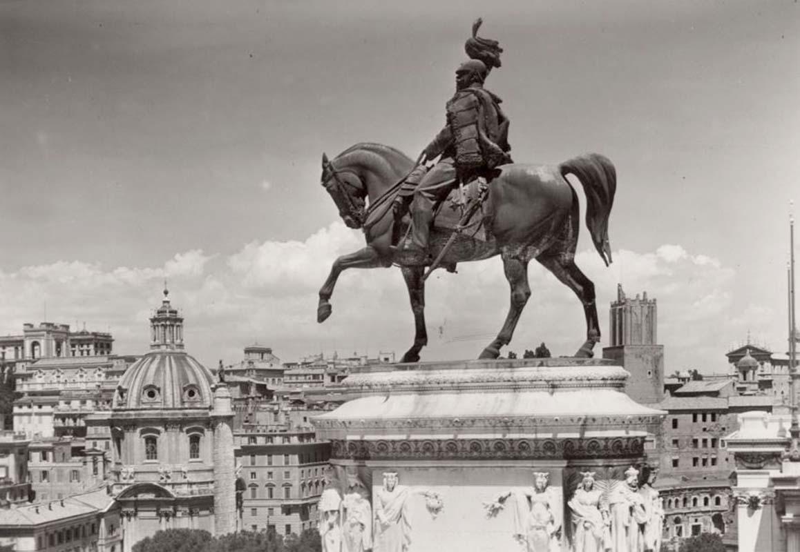 Statua equestre di Vittorio Emanuele II negli anni Cinquanta

