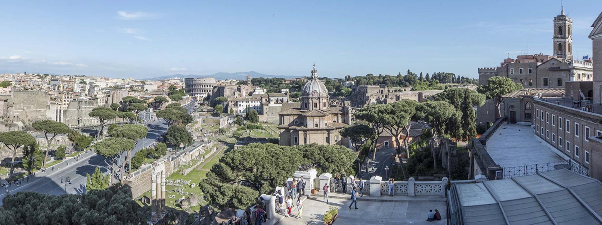 Vista panoramica del Colosseo e dei Fori Imperiali dalla Terrazza Italia
