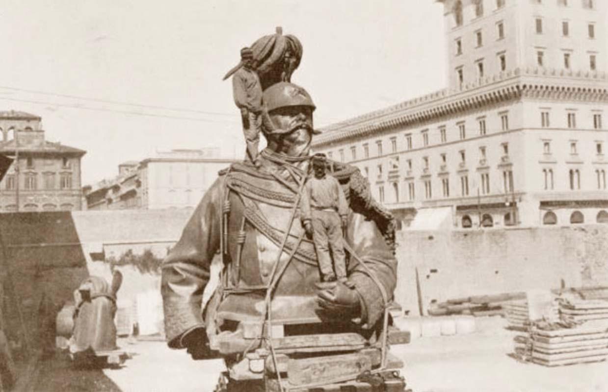 Due operai in posa sul busto del gruppo equestre della statua di Vittorio Emanuele II nel cantiere del Vittoriano
