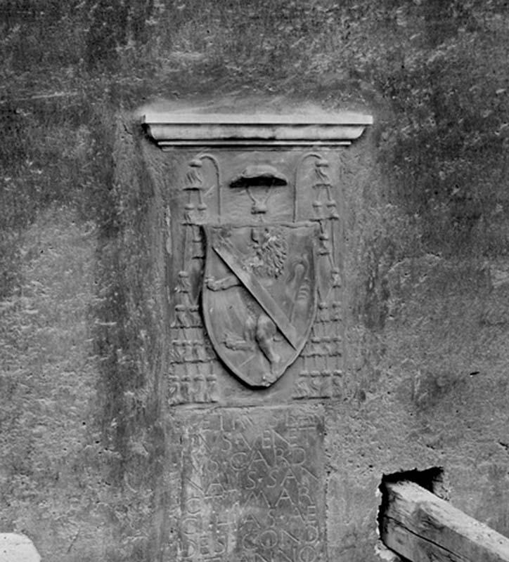 The Barbo crest on the tower of Palazzo Venezia in a photograph from 1910-1911