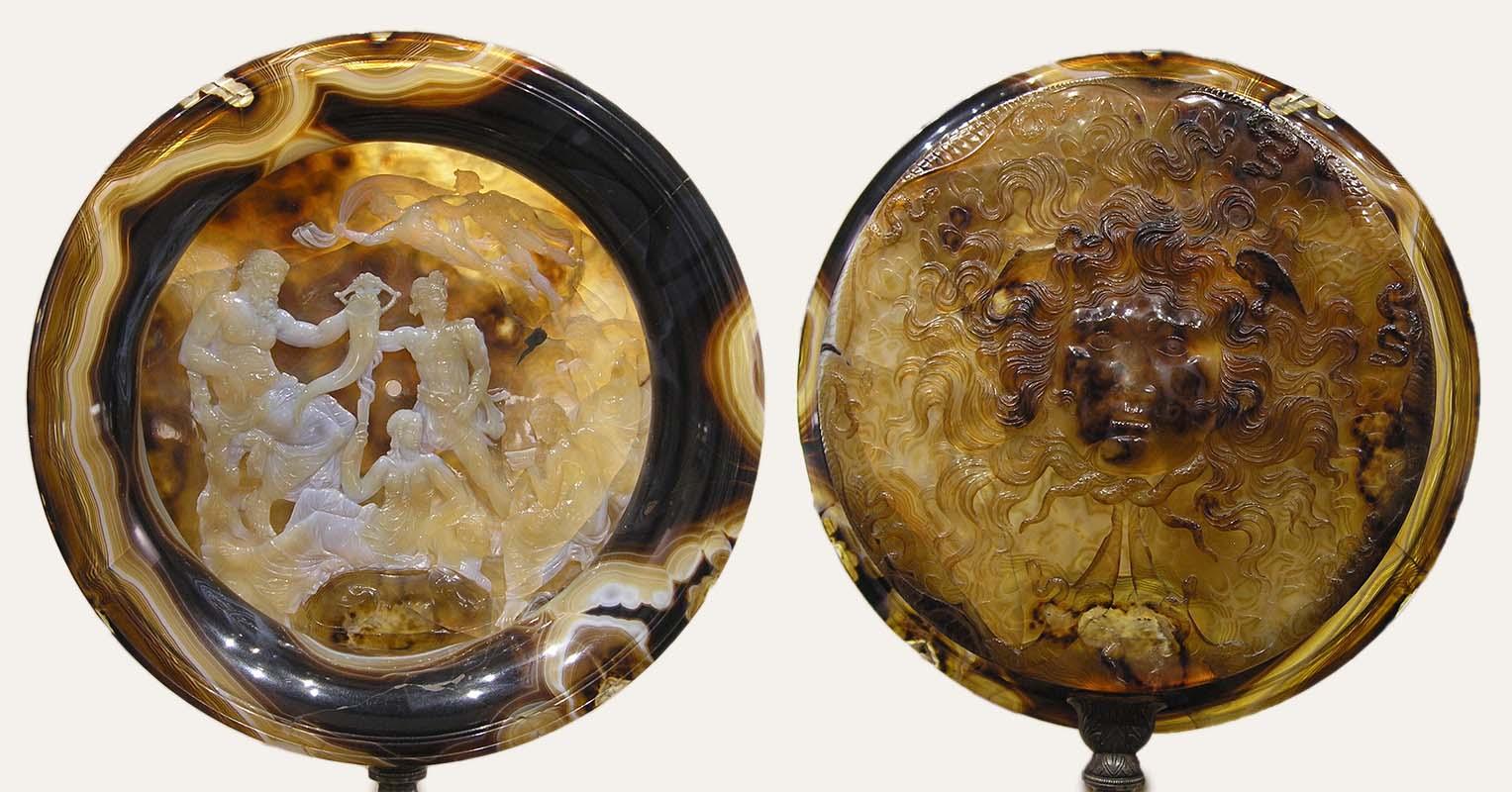Tazza Farnese, già nella collezione Barbo, oggi conservata presso il Museo Nazionale Archeologico di Napoli (recto e verso)
