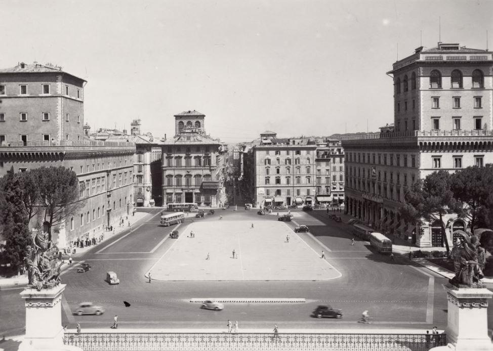 Piazza Venezia from the Vittoriano in the 1950s: construction in the area with Palazzo Venezia at left and the Assicurazioni Generali Building at right, which replaced the now-demolished Palazzo Bolognetti-Torlonia
