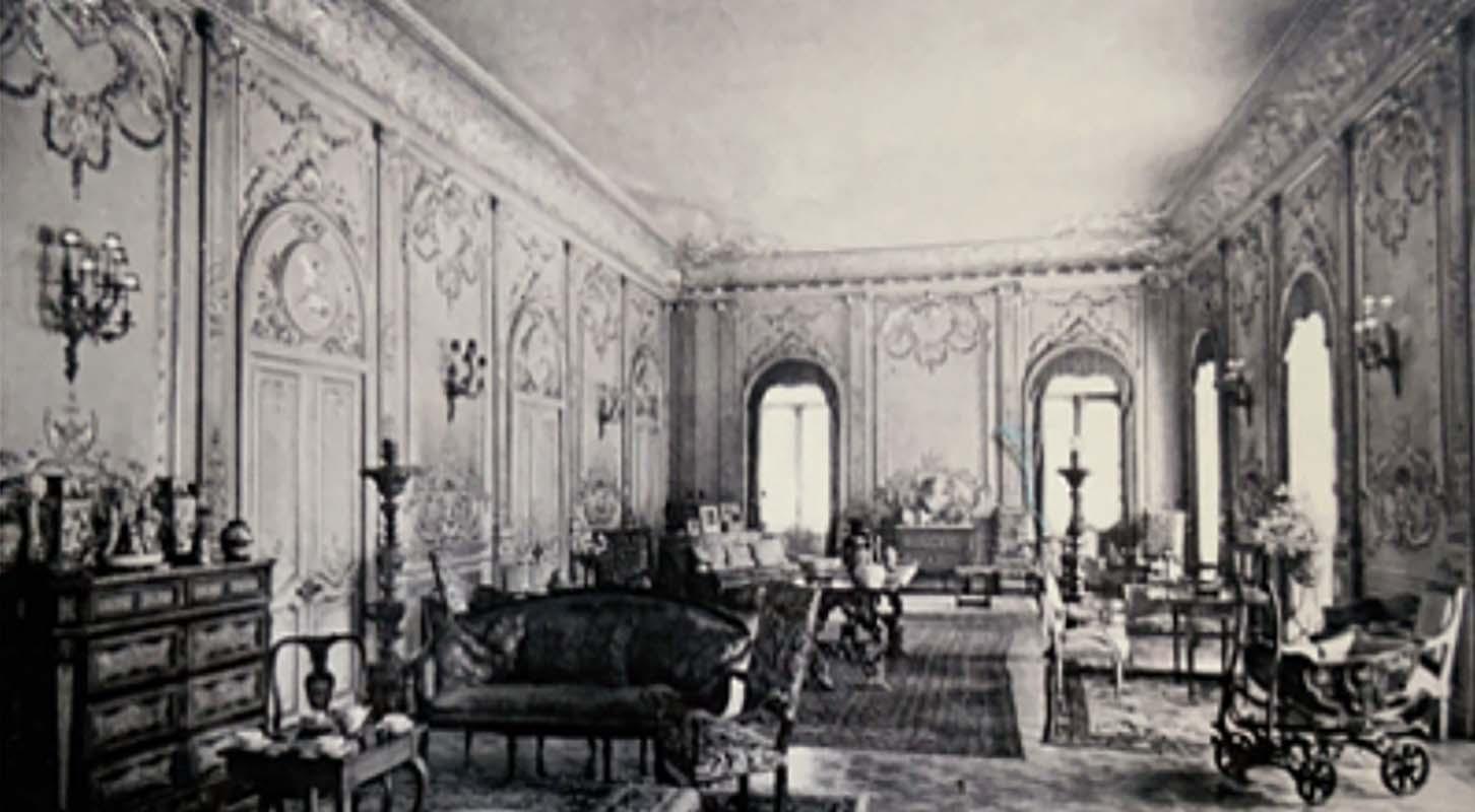 The lavishly decorated halls of Villa Dusmet
