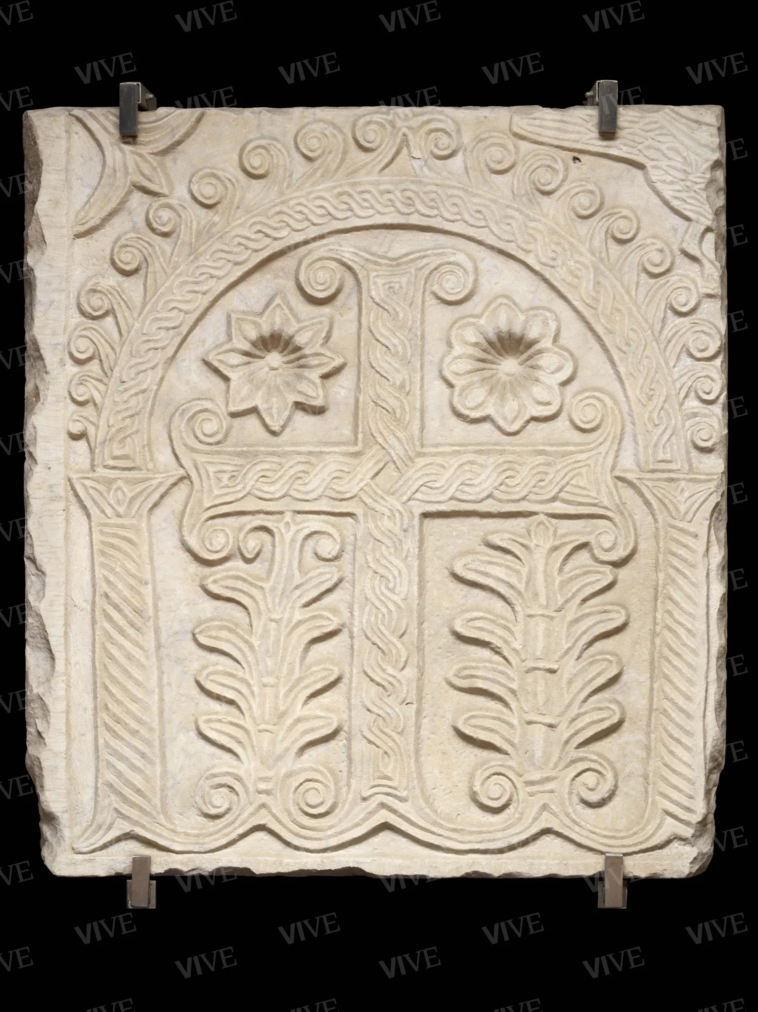 Pluteo o paliotto frammentario con croce entro edicola - ambito romano