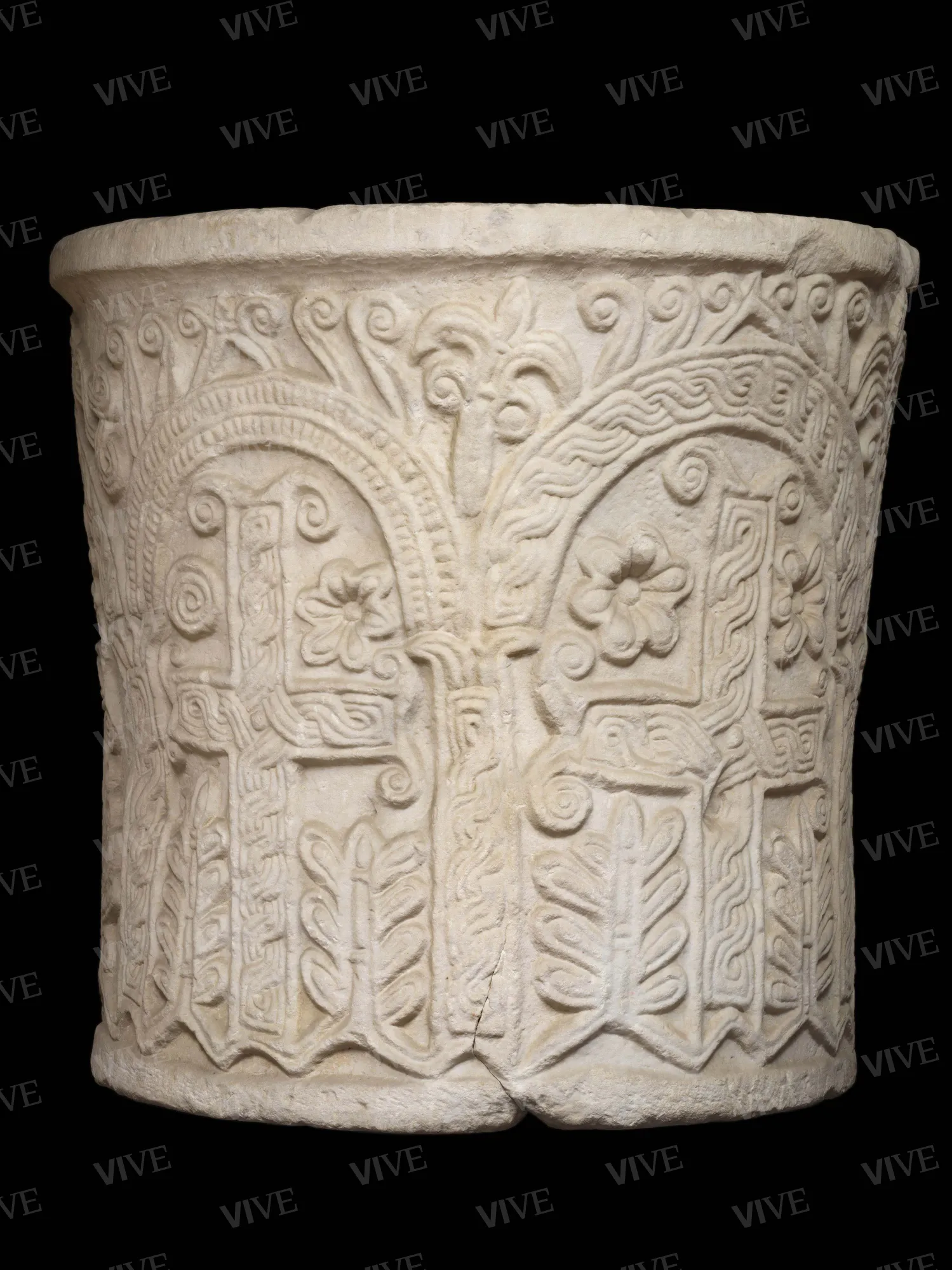 Puteal with crosses in aediculae - Roman milieu