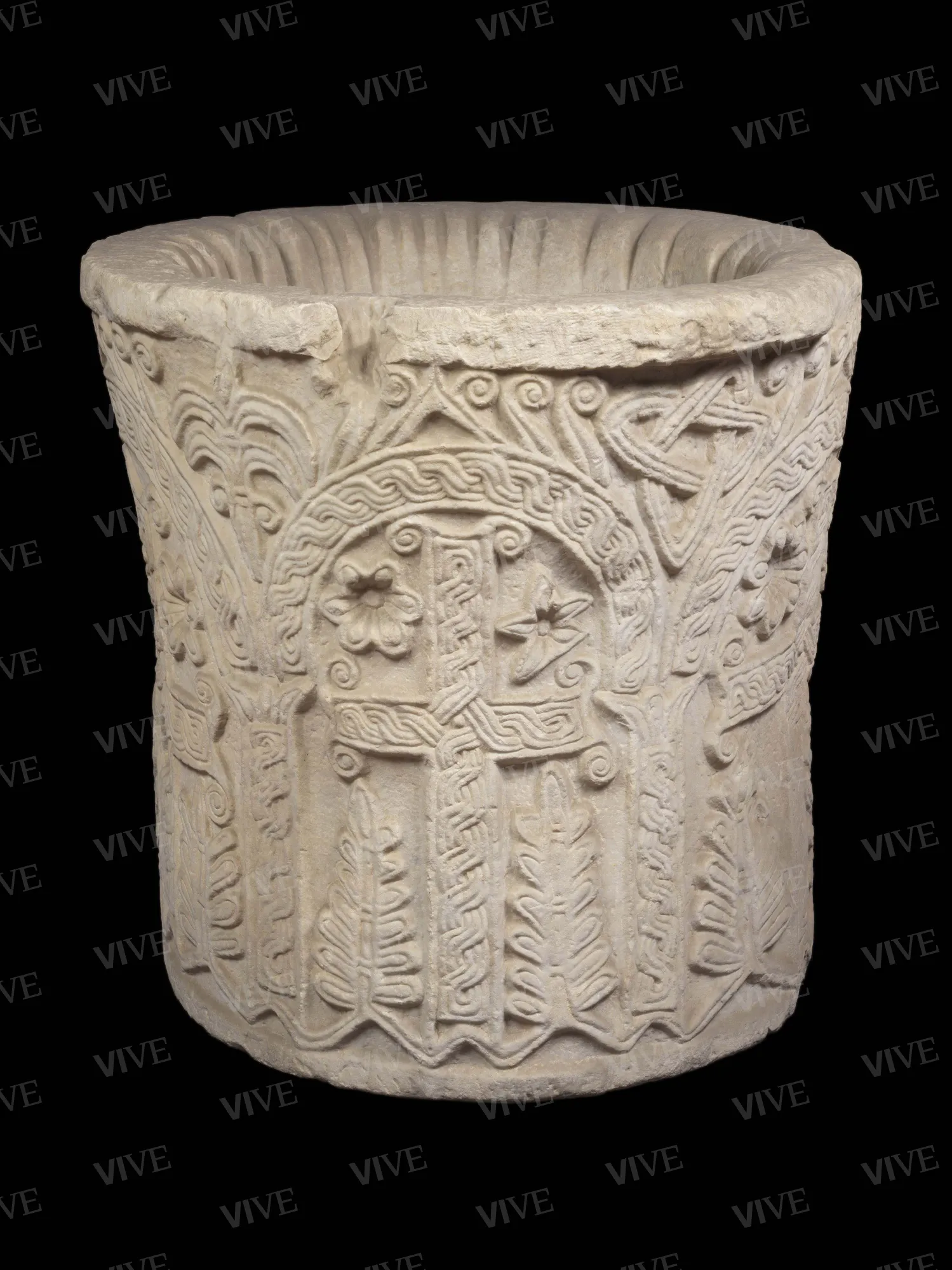 Puteal with crosses in aediculae - Roman milieu