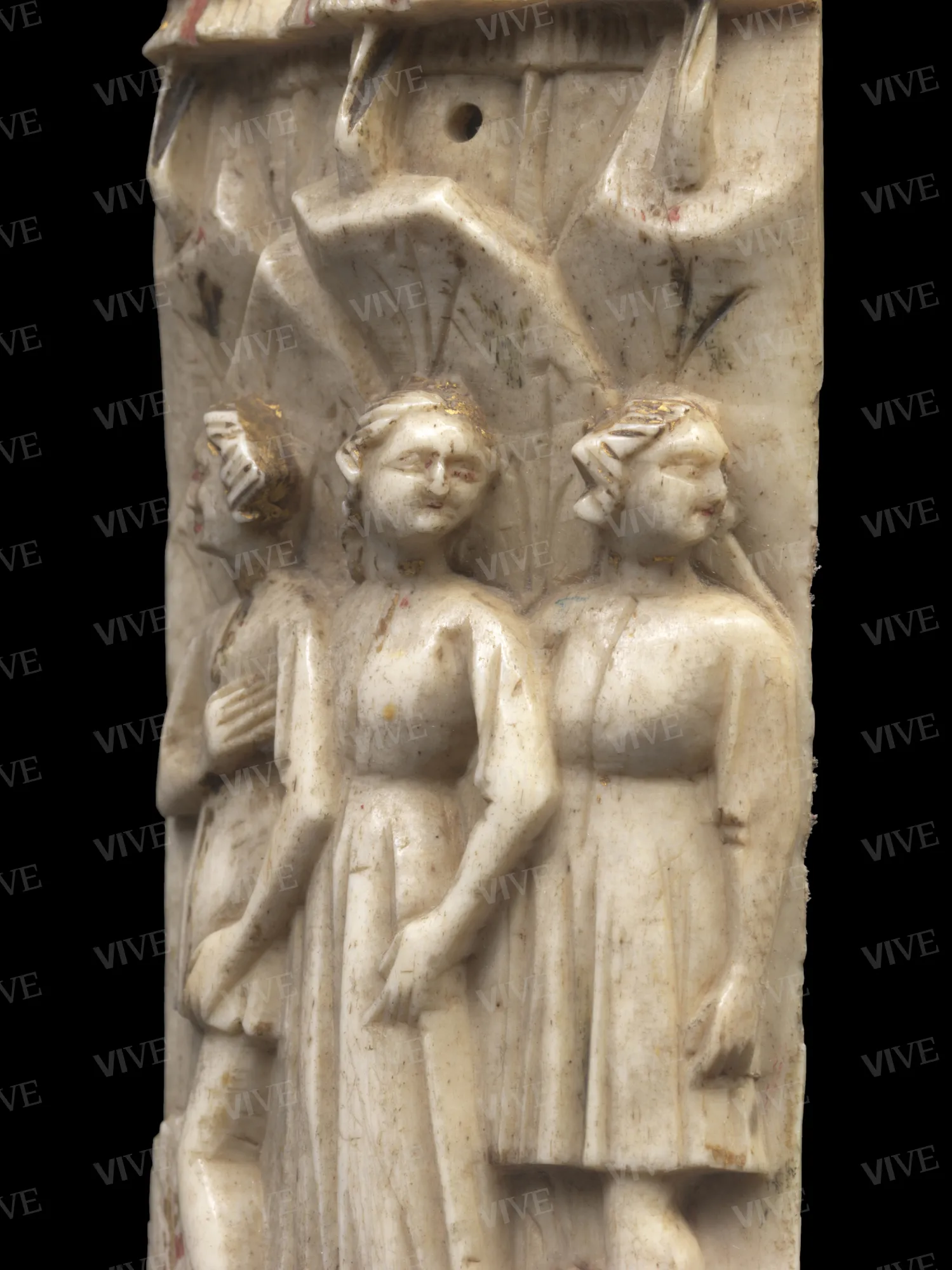 Small plaque from a casket with courtly scenes: three characters  - Baldassarre Ubriachi
