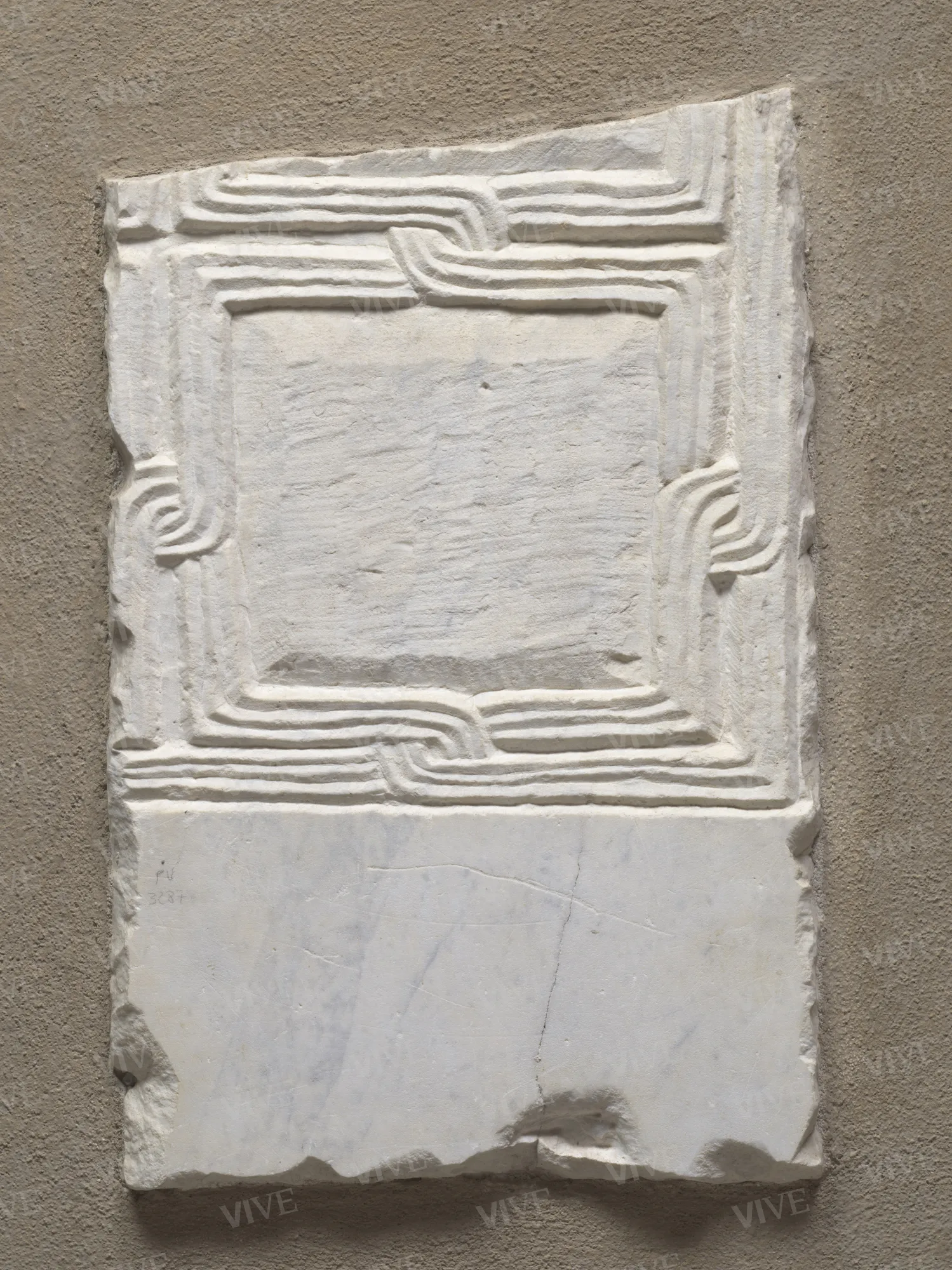 Frammento di lastra marmorea a maglie quadrate - ambito romano