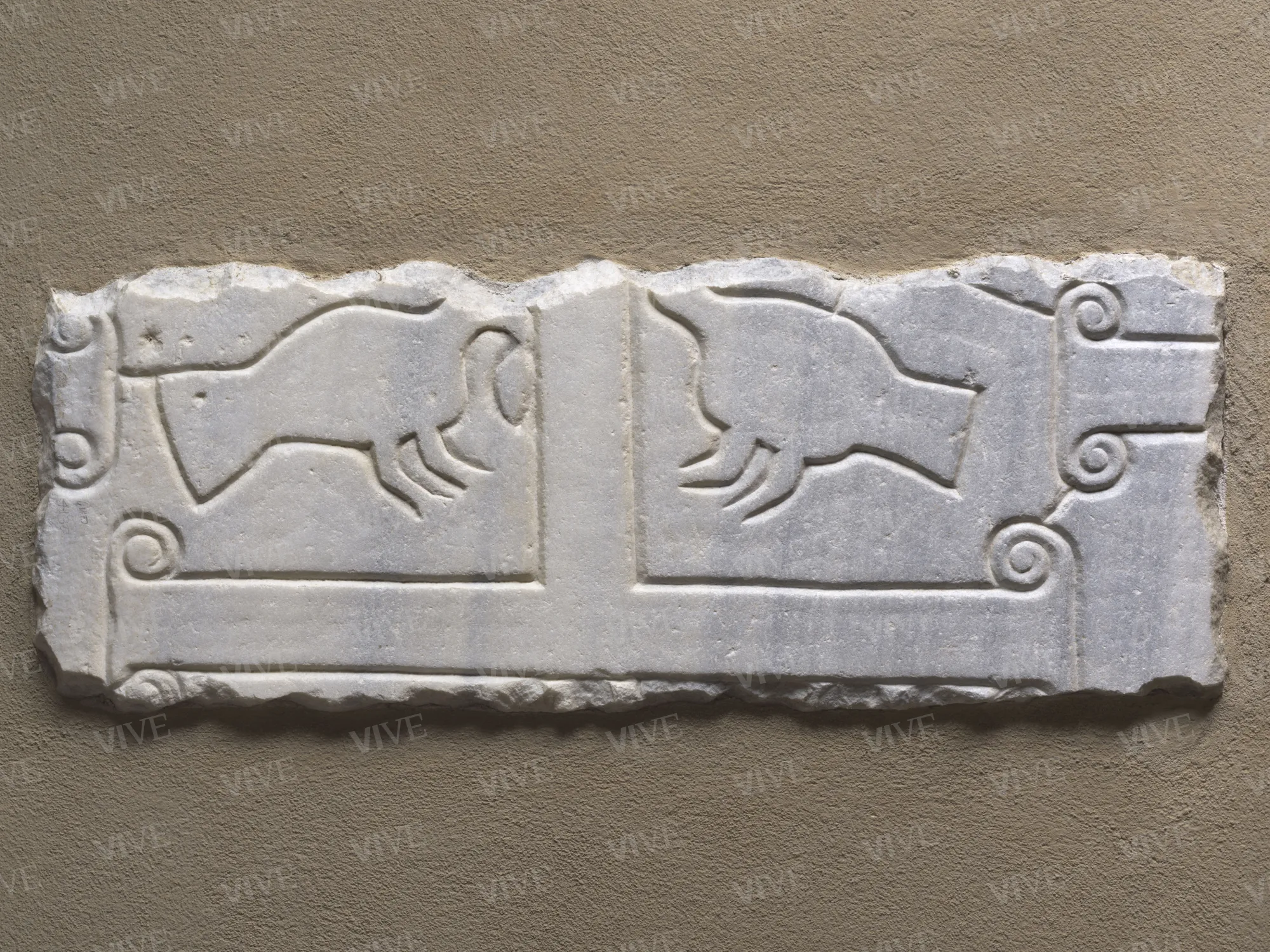 Frammento di paliotto inciso con croci e volatili affrontati - ambito romano