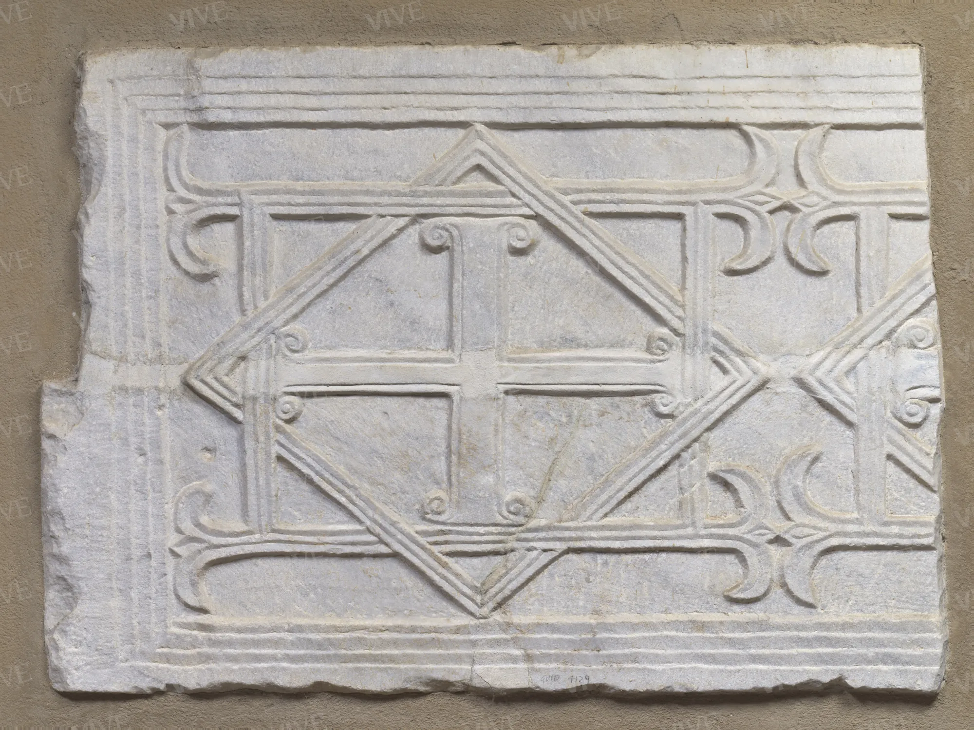 Pluteo frammentario con croci inscritte in quadrilateri - ambito romano