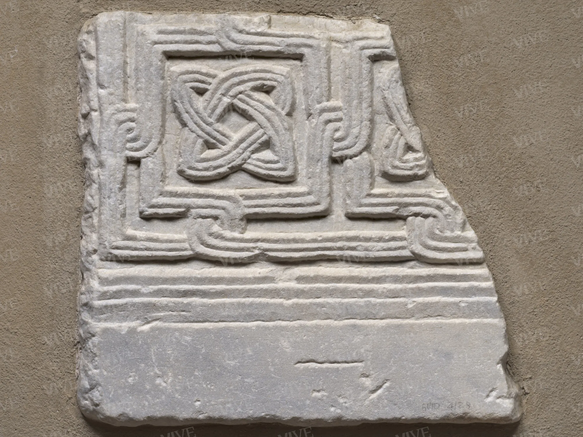 Frammento di lastra con maglie abitate da nodi di Salomone - ambito romano