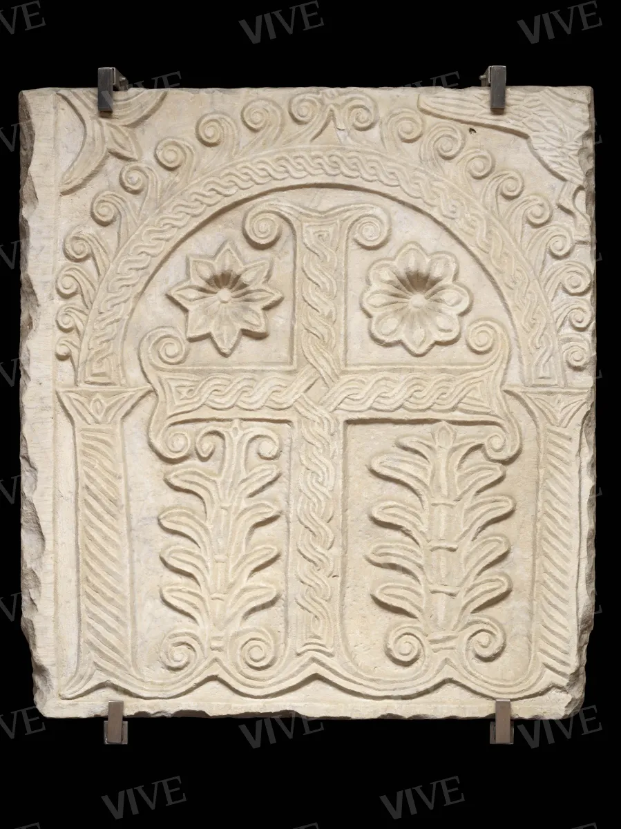 Pluteo o paliotto frammentario con croce entro edicola - ambito romano