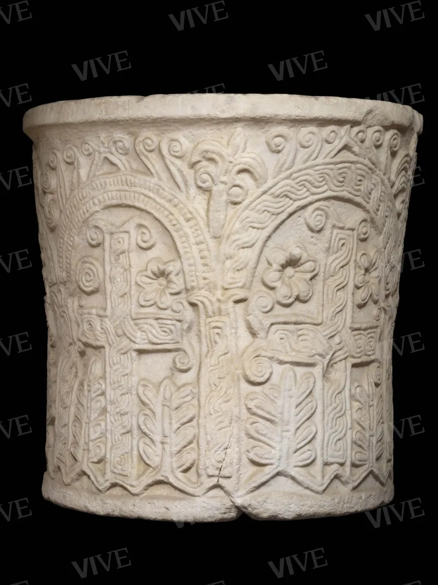 Puteal with crosses in aediculae - Roman milieu