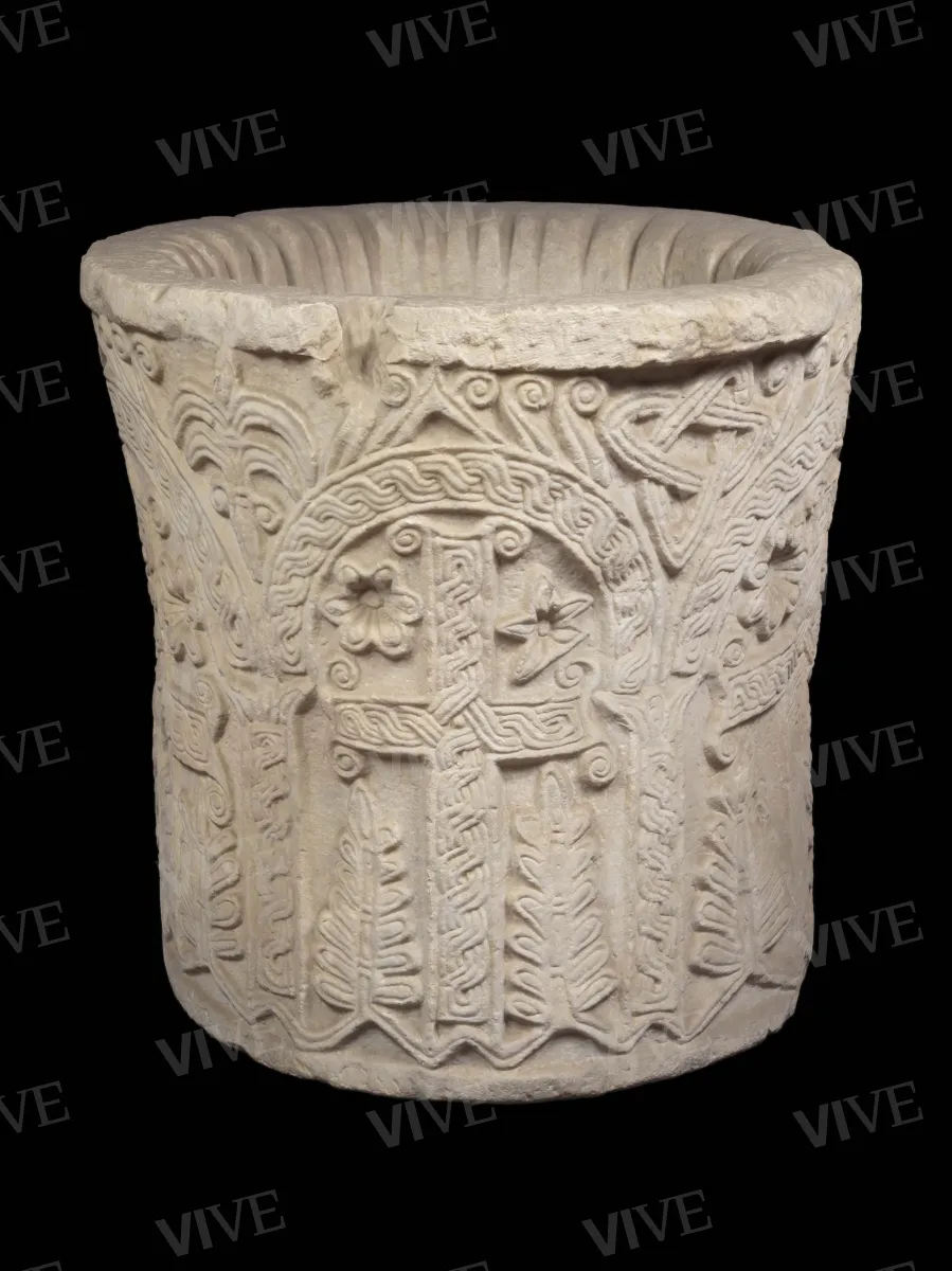Puteal with crosses in aediculae - Roman milieu