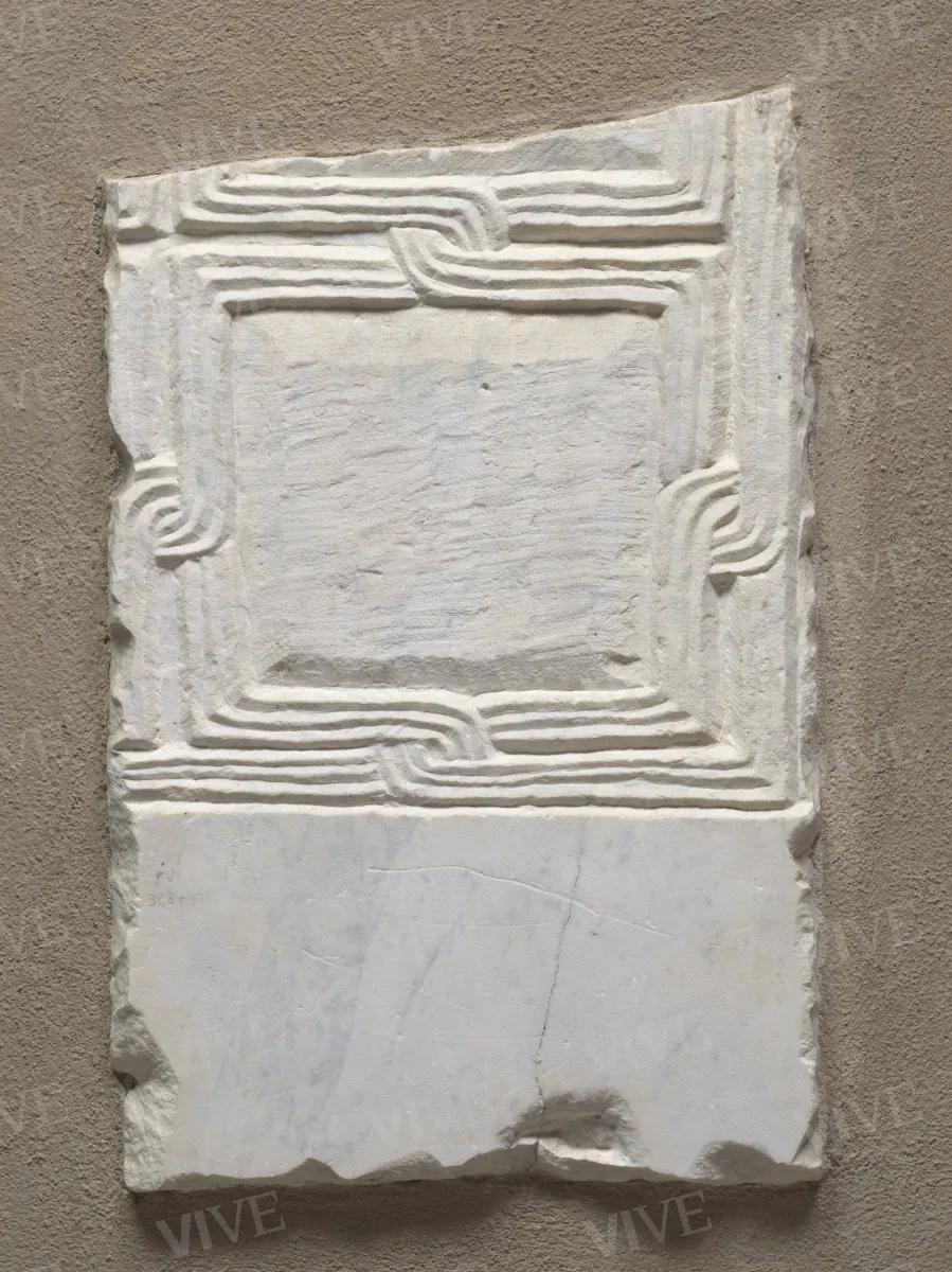 Frammento di lastra marmorea a maglie quadrate - ambito romano