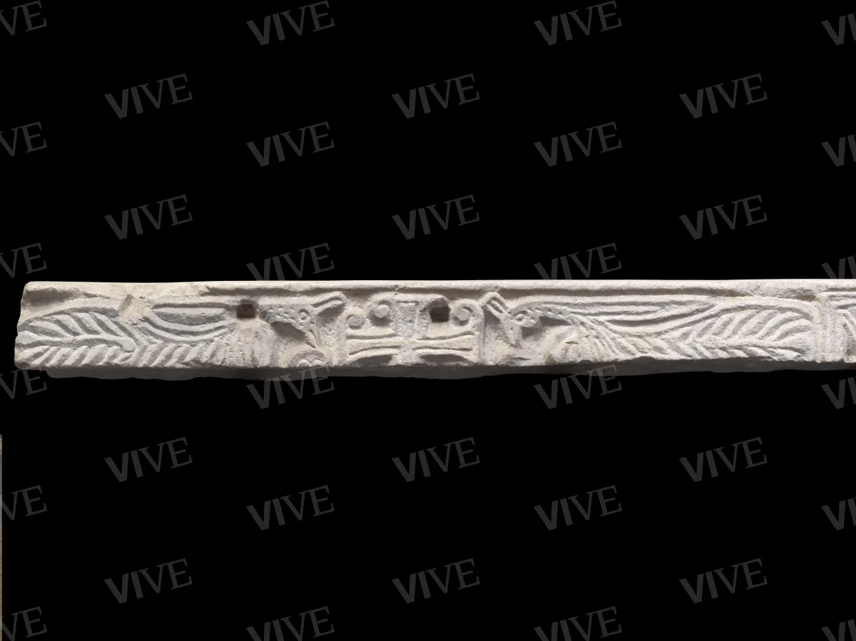 Frammento di architrave con pavoni affrontati - ambito romano