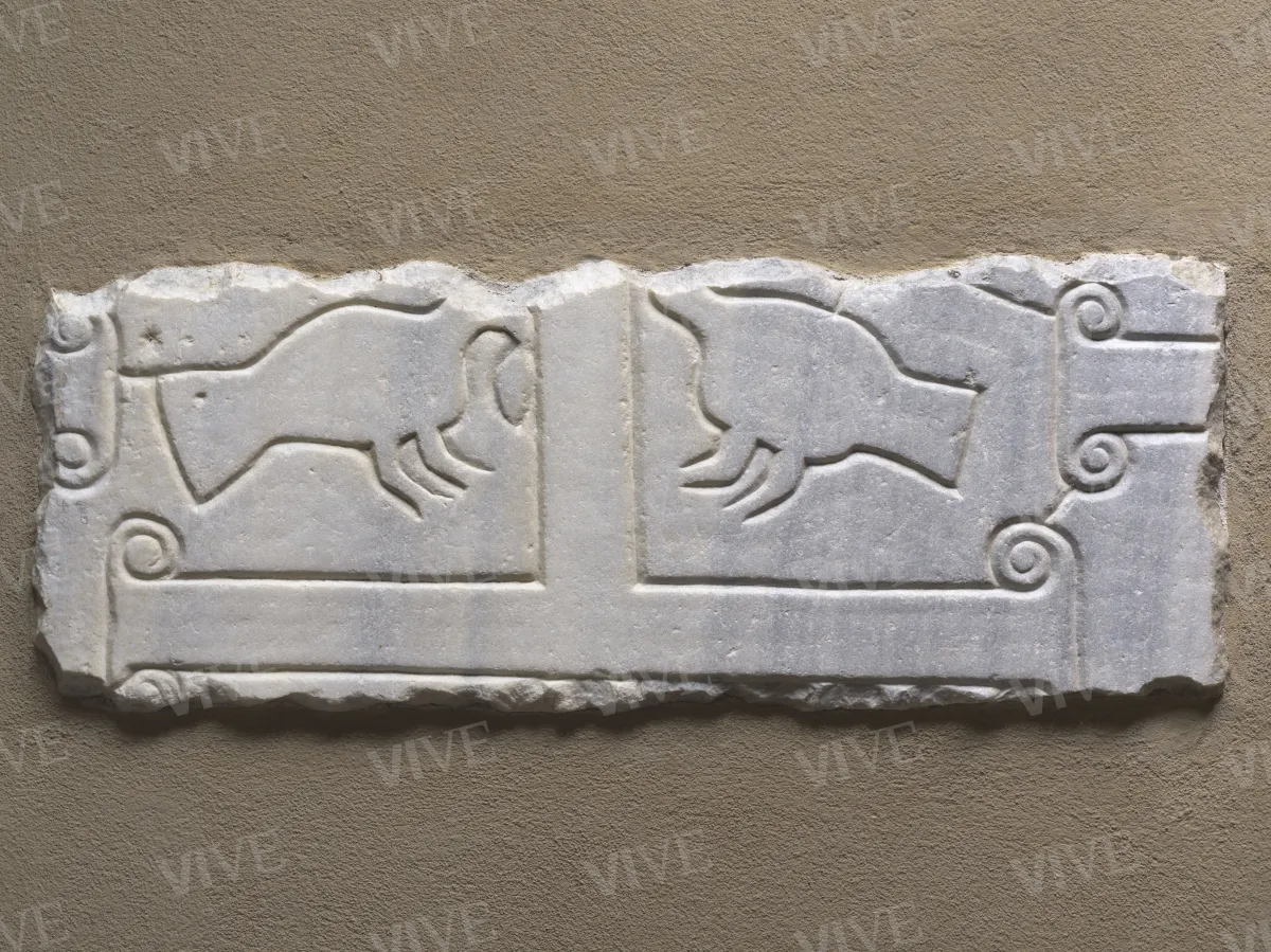 Frammento di paliotto inciso con croci e volatili affrontati - ambito romano