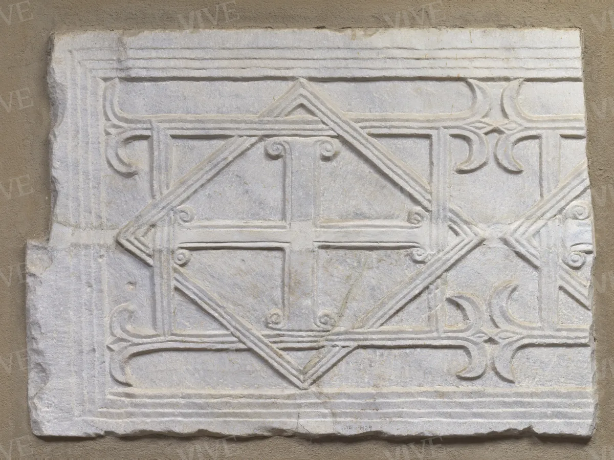 Pluteo frammentario con croci inscritte in quadrilateri - ambito romano