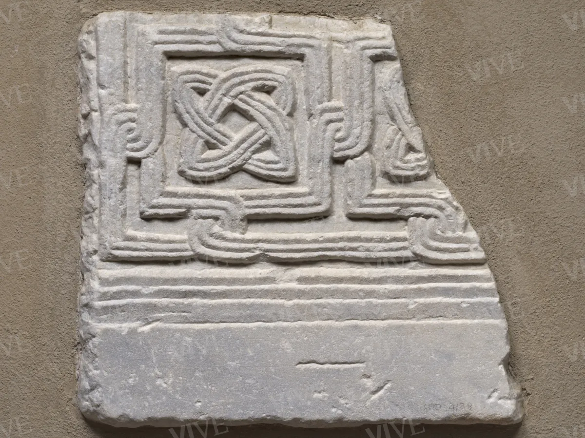 Frammento di lastra con maglie abitate da nodi di Salomone - ambito romano